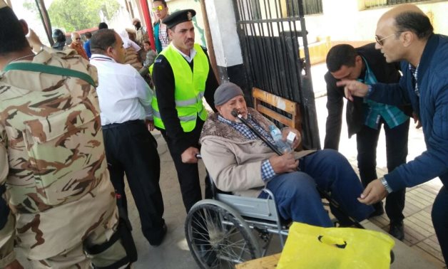 مشاهد إنسانية مبهرة فى انتخابات مجلس النواب.. طوابير طويلة وأجواء احتفالية.. المصريون يصنعون العرس الديمقراطى فى أول أيام الانتخابات.. الشرطة تسهّل وصول المرضى وكبار السن.. والأمهات يصطحبن الأطفال والأعلام