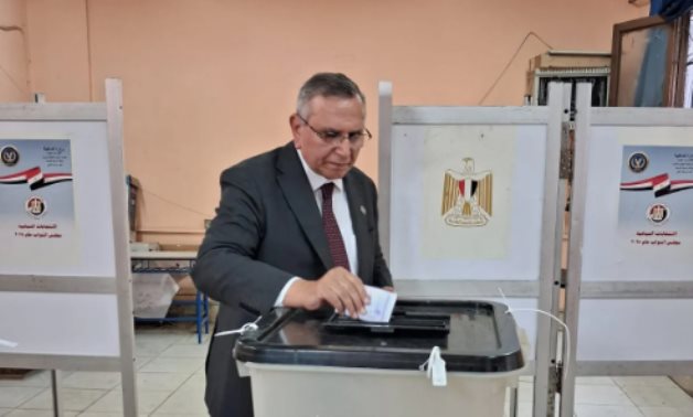 رئيس حزب الوفد يدلى بصوته فى انتخابات النواب بمدرسة بدر الإعدادية بالدقى