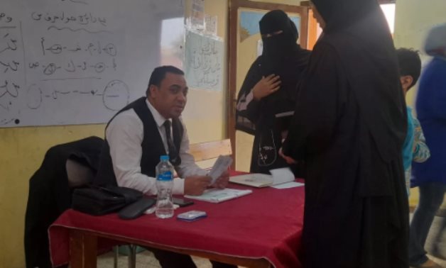 قاض بصفط اللبن يخرج من لجنته لمساعدة سيدة على كرسى متحرك.. صور