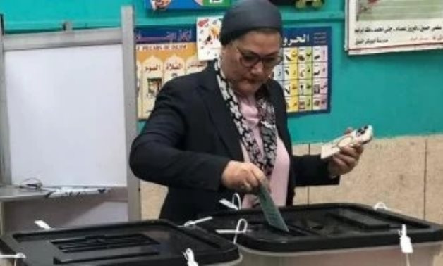 رئيسة المجلس القومي للطفولة تدلي بصوتها في انتخابات مجلس النواب بالشيخ زايد