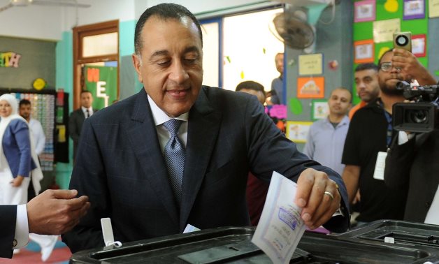 بعد ساعة من انطلاق التصويت لانتخابات مجلس النواب 2025.. إقبال للناخبين على لجان الاقتراع بالشيخ زايد ورئيس الوزراء أول الحاضرين.. وطوابير الشباب تزين المشهد.. والجارحى يصطف بطابور الناخبين