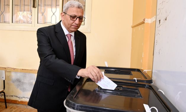 وكيل أول مجلس النواب يدلي بصوته في انتخابات مجلس النواب بالجيزة