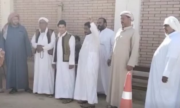 طوابير أمام اللجان الانتخابية بمطروح.. الشباب يساعدون كبار السن فى اليوم الأول لانتخابات النواب