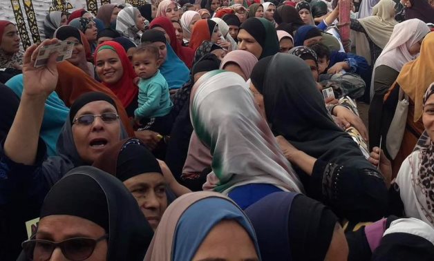 السيدات يحتشدن بأعداد كبيرة أمام اللجان الانتخابية فى بنى سويف خلال اليوم الأول لانتخابات النواب