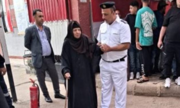 الشرطة فى خدمة الناخبين.. وزارة الداخلية تساعد كبار السن والحالات الإنسانية.. توفير كراسى متحركة لنقل غير القادرين على الحركة.. العناصر النسائية تساعد السيدات.. ووزير الداخلية: خلق مناخ آمن للجميع