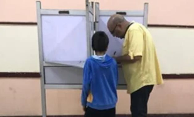 "بتعلم من أبويا علشان دا واجب وطنى".. مشاركة الأطفال ذويهم فى انتخابات البرلمان