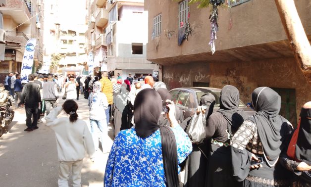 سيدات الوراق يصطحبن أطفالهن أثناء التصويت فى انتخابات النواب.. صور