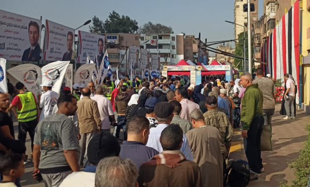 انتظام التصويت داخل لجان انتخابات الجيزة وسط إقبال مكثف الناخبين.. بطاقات بلغة برايل لمشاركة ذوى الإعاقة البصرية.. ورئيسة لجنة بالعمرانية تساعد كبار السن خلال المشاركة فى انتخابات مجلس النواب 2025