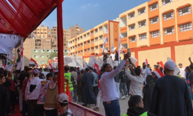 مسيرة شعبية تهتف لمصر أمام لجان الهرم.. والأهالى يتفاعلون من الشرفات بروح الشعب الواحد