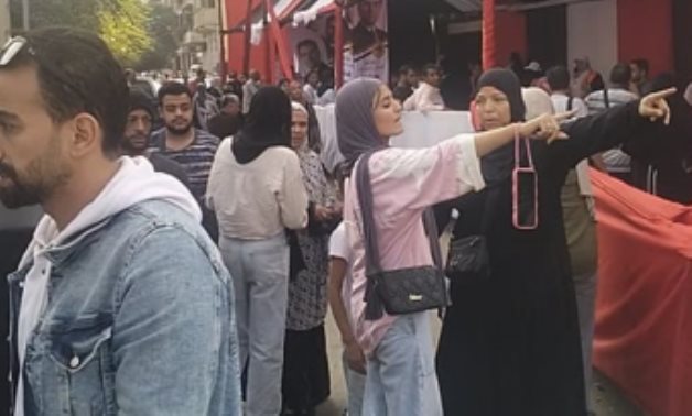 هى.. عنوان المشهد الانتخابى فى الجيزة بطوابير خارج اللجان وشرطة نسائية تسهل التصويت