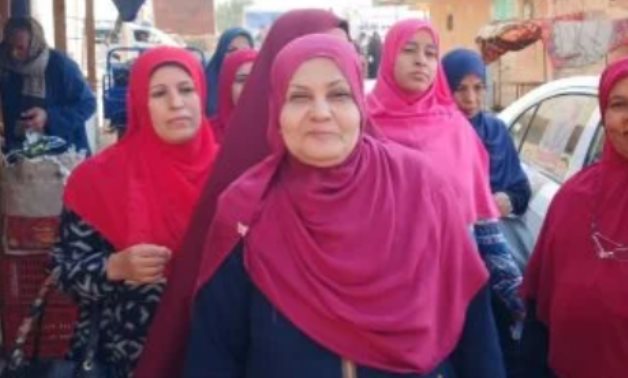 زحام السيدات وكبار السن أمام لجان منشأة القناطر فى انتخابات النواب