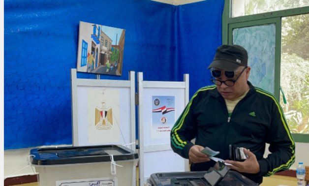 تامر عبد المنعم بعد الإدلاء بصوته فى انتخابات النواب: ما تكونش سلبى صوتك بيفرق