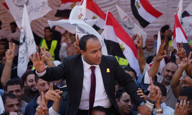 جولة بمدارس الهرم لمرشح الجبهة الوطنية الصحفي وسيم كمال عثمان تتحول لمظاهرة حب 