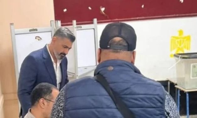 الفنان ياسر جلال يدلي بصوته ويدعو المواطنين للمشاركة: بلدنا تستاهل نقف جنبها