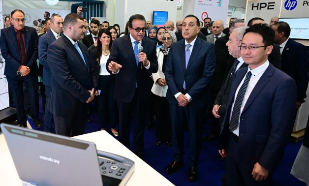 رئيس الوزراء يتفقد معرض "سمارت ديجيتال هيلث جيت"