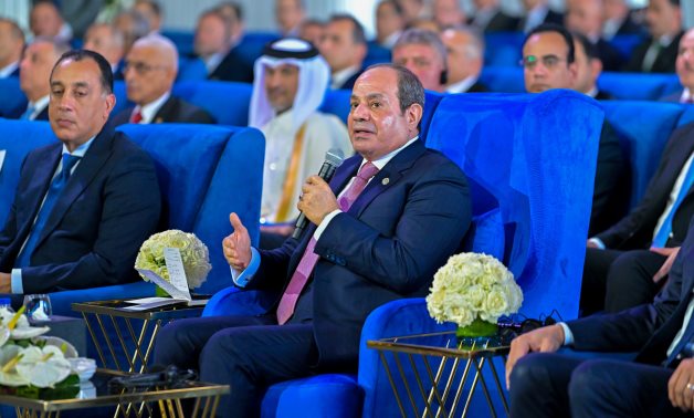 الرئيس السيسى يشاهد فيلمًا تسجيليًا بعنوان 10 سنوات من الإنجازات