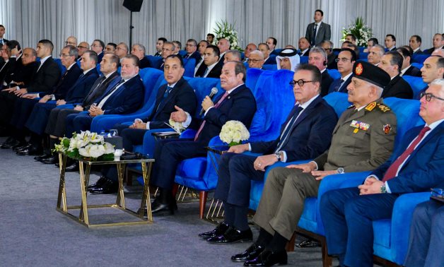 "جمال الدين" يقدم هدية تذكارية للرئيس السيسى فى شكل مجسم لسفينة فرعونية