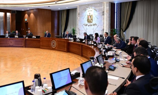 مدبولى يتابع إجراءات دخول السائحين عبر تطبيق منظومة التأشيرة الإلكترونية