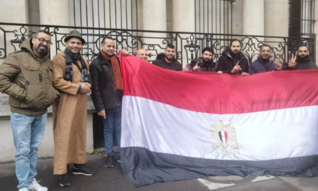 المصريون يحتشدون أمام صناديق الاقتراع بالخارج.. أبناء الجاليات المصرية: إقبال يفوق المرحلة الأولى.. والكل متحمس للمشاركة.. الشباب يتصدرون المشهد.. وانضباط كامل ودون معوقات باللجان.. ومتابعة دقيقة لسير التصويت