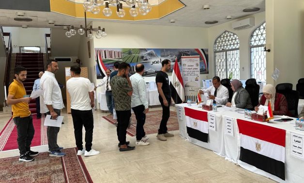 المصريون فى الخارج يواصلون الإدلاء بأصواتهم فى انتخابات مجلس النواب.. إقبال على صناديق الاقتراع فى المرحلة الثانية والطوابير تبرهن على الوعى.. سفراء مصر: انتظام التصويت فى اليوم الأول بـ117 دولة.. فيديو وصور