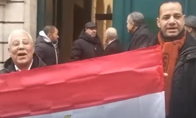 رافعون علم مصر فى باريس.. الجالية المصرية تهتف: "انزل وشارك.. صوتك أمانة"
