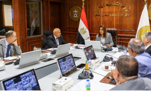 وزيرة التنمية المحلية تتابع انتخابات النواب مع المحافظين عبر مركز السيطرة