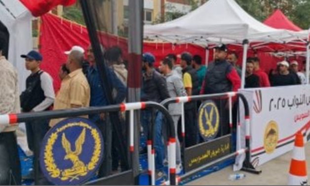ازدحام المواطنين أمام لجان القاهرة لإدلاء بأصواتهم بانتخابات مجلس النواب