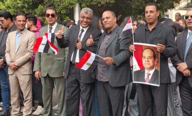 بأعلام مصر وصور الرئيس السيسى.. تجمعات للناخبين بمحيط لجان مدرسة بمصر الجديدة