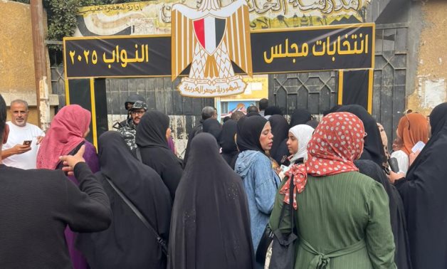 السيدات تتصدر المشهد أمام لجان حدائق حلوان والمعصرة فى انتخابات النواب.. صور