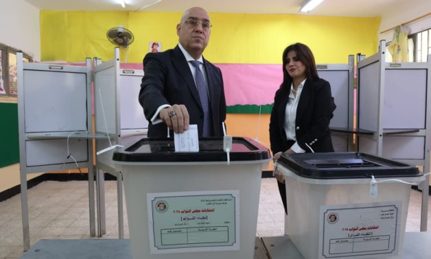 عاصم الجزار يدلي بصوته في انتخابات مجلس النواب بالقاهرة الجديدة ويدعو المواطنين للمشاركة بكثافة