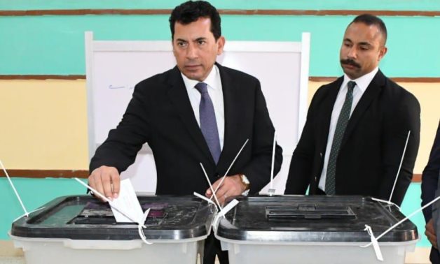 وزير الشباب والرياضة يدلي بصوته في انتخابات مجلس النواب
