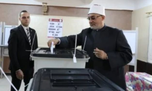 مفتى الجمهورية يدلى بصوته فى انتخابات النواب ويؤكد: التزام وطنى وتكليف شرعى