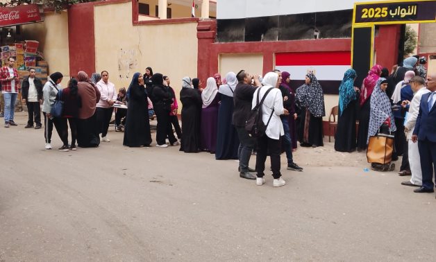 حشود كبيرة للناخبين فى المطرية مع بداية فتح أبواب لجان الانتخابات