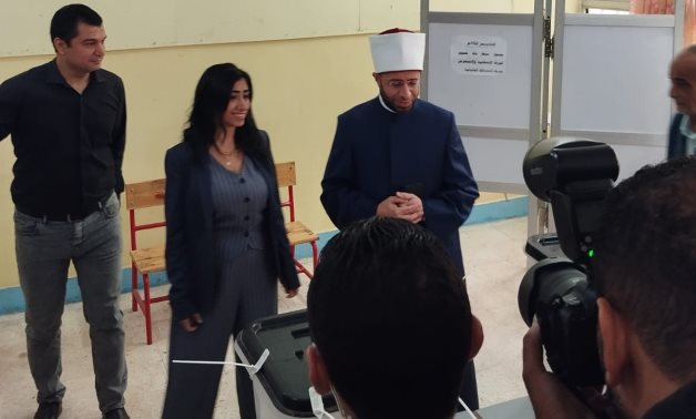 وزير الأوقاف يدلى بصوته فى الانتخابات البرلمانية بالتجمع الخامس