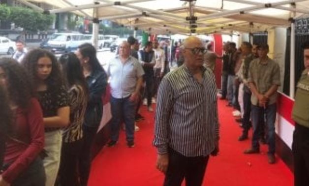 طابور من شباب وفتيات فى لجنة مدرسة قصر الدوبارة بانتخابات النواب