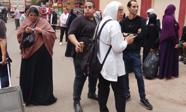 حشود كبيرة للناخبين فى المطرية مع بداية فتح أبواب لجان الانتخابات=