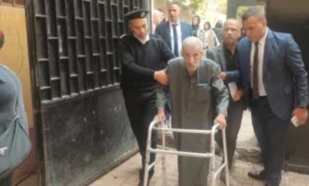 أيادى العون.. الشرطة تساعد كبار السن فى اللجان الانتخابية بالجمالية