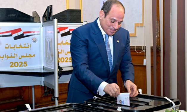 الرئيس السيسى يتقدم صفوف رجال الدولة للإدلاء بأصواتهم فى انتخابات النواب 2025.. رئيسا "النواب والشيوخ" والوزراء والمفتى من أمام اللجان: المشاركة واجب وطنى وحق دستورى أصيل لاستكمال المؤسسات التشريعية