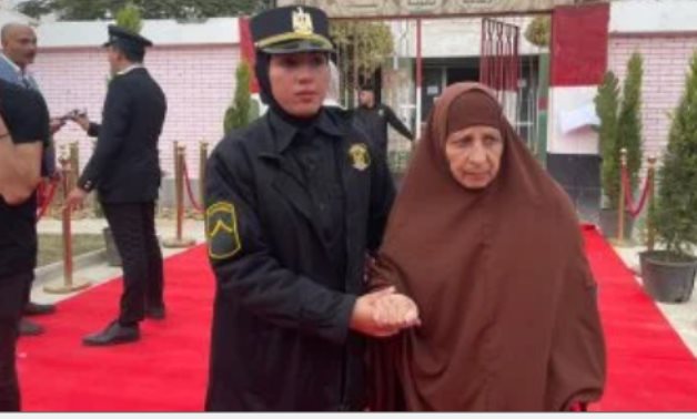 ضابطة شرطة تساعد مسنة على الوصول إلى لجنتها الانتخابية فى التجمع الخامس