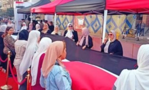 بعلم مصر.. حشود نسائية أمام لجنة بالزقازيق في ثاني أيام انتخابات النواب