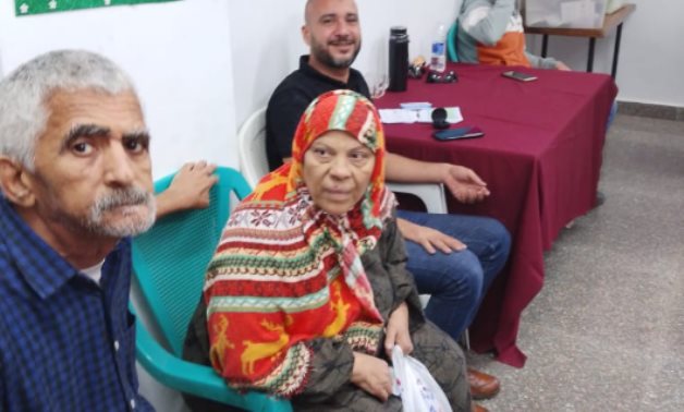 زوجان مسنان وسيدة بعكاز يدلون بأصواتهم فى انتخابات النواب بعين شمس