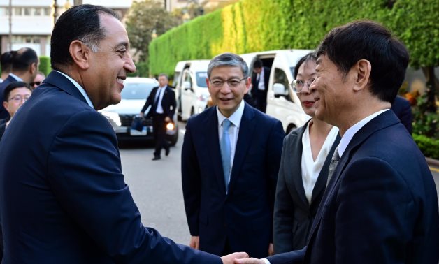 رئيس الوزراء يلتقي نائب رئيس "المجلس الوطني للمؤتمر الاستشاري السياسي للشعب الصيني"