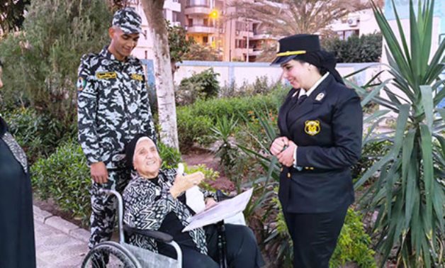 مسنة تدلى بصوتها على كرسى متحرك.. وتؤكد: بنزل فى كل انتخابات تمس وطني وأهلى