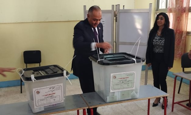 المستشار أحمد البندارى يدلى بصوته فى انتخابات مجلس النواب