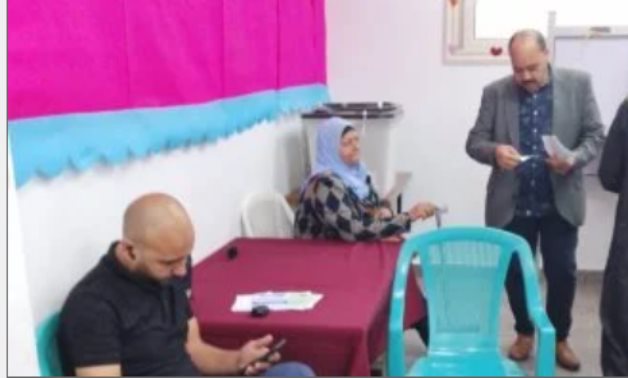 بالعزيمة والعكاز.. عجوز تتكء للتصويت بالمطرية.. والموظفون يتسابقون لمساعدتها