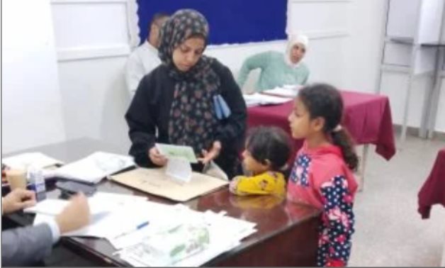 الناخبون يصطحبون أبناءهم خلال عملية التصويت فى عين شمس والمطرية