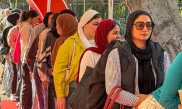 المصريون يواصلون التصويت لليوم الثانى بالمرحلة الثانية من انتخابات النواب.. الهيئة الوطنية: لن نسمح بتجاوزات ودعاية المرشحين أمام لجان الاقتراع تبطل النتيجة.. والإدارية العليا تحدد مصير طعون المرحلة الأولى غدًا
