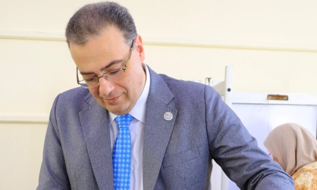 رئيس الجهاز المركزي للتنظيم والإدارة يدلي بصوته في انتخابات مجلس النواب
