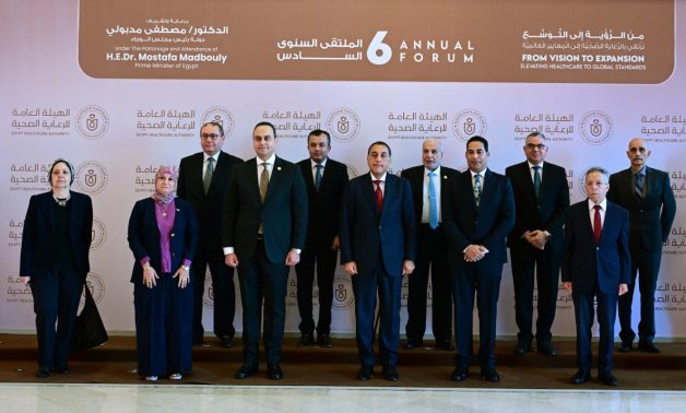  مدبولي يكرم عدد من رموز عمل الرعاية الصحية بالملتقى السنوي السادس للهيئة