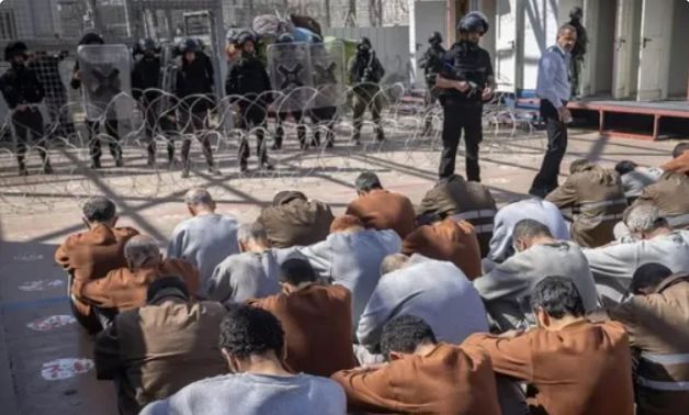 "العائدون من جهنم".. شهادات حصرية لـ15 أسيرًا فلسطينيًا عن حياة الجحيم داخل زنازين الاحتلال.. العيش كفئران تجارب.. الموت بطعام فاسد وأصفاد لنصف عام تخرم العظام.. والغاز والكلاب ضمن أساليب التعذيب حتى الموت